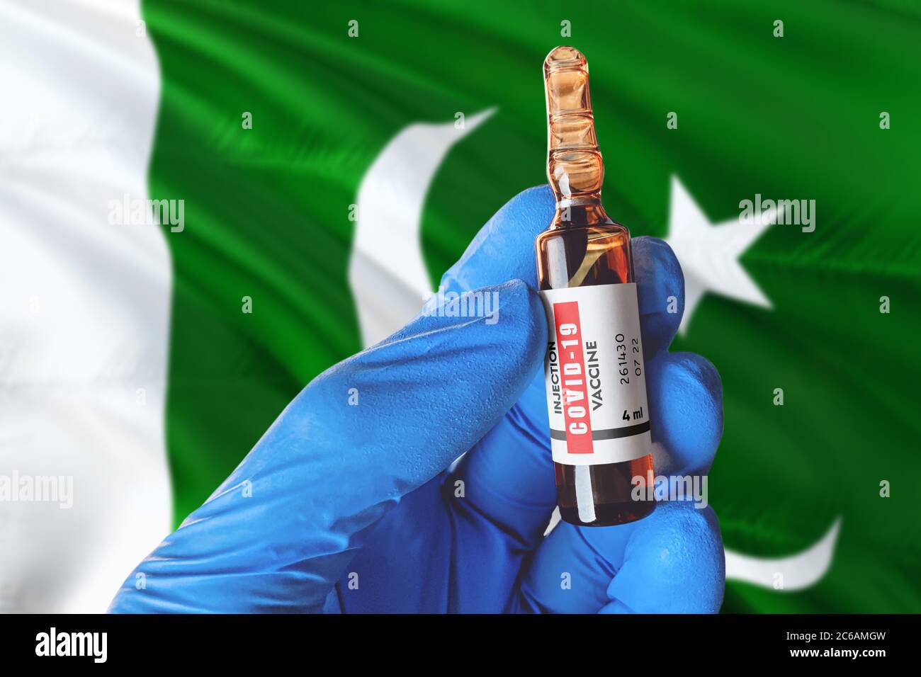 Pakistanische Flagge mit Coronavirus Covid-19 Konzept. Arzt mit blauen Schutz medizinische Handschuhe hält eine Impfstoffflasche. Coronavirus covid 19 Impfstoff resea Stockfoto