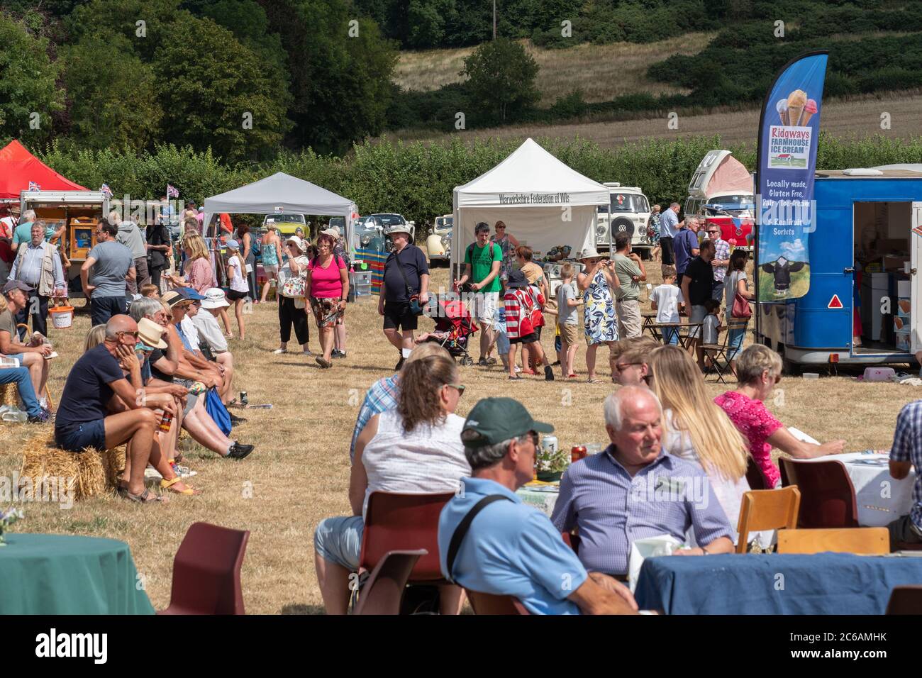Menschen genießen einen Nachmittag auf einem Dorf fete in Warwickshire England Großbritannien Stockfoto