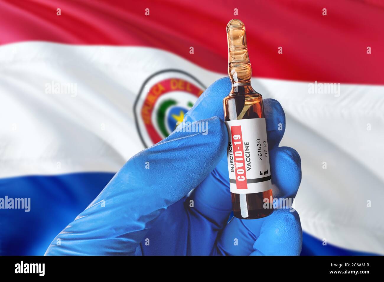 Paraguay Flagge mit Coronavirus Covid-19 Konzept. Arzt mit blauen Schutz medizinische Handschuhe hält eine Impfstoffflasche. Coronavirus covid 19 Impfstoff resea Stockfoto
