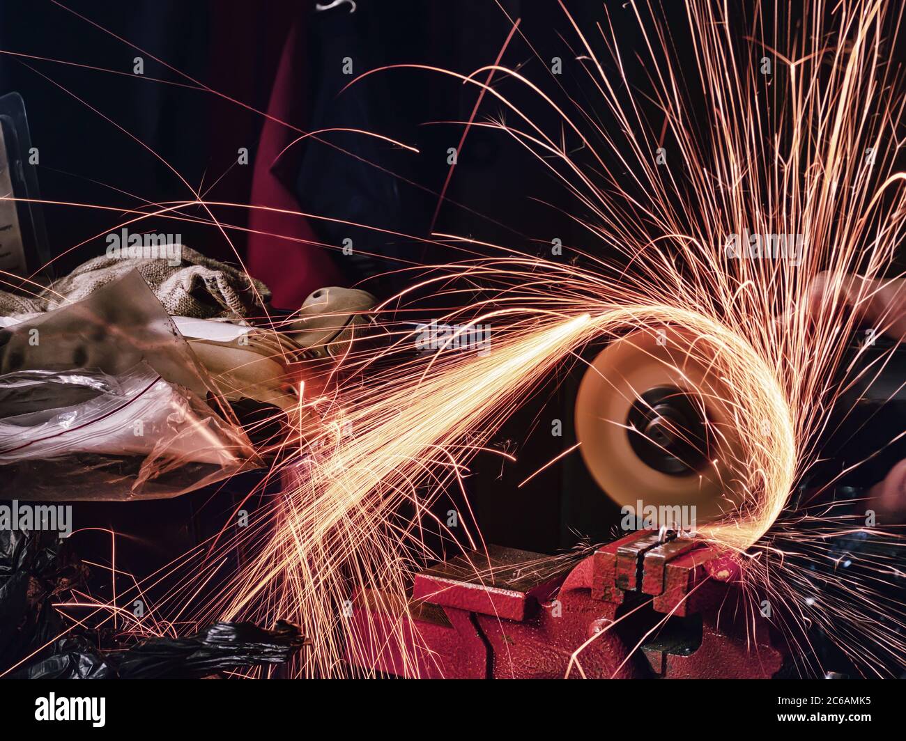 Metallschneiden in einer überladen Werkstatt. Lange Belichtung Stockfoto