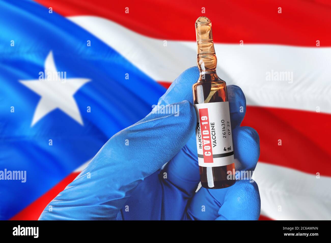Puerto Rico Flagge mit Coronavirus Covid-19 Konzept. Arzt mit blauen Schutz medizinische Handschuhe hält eine Impfstoffflasche. Coronavirus covid 19 Impfstoff re Stockfoto