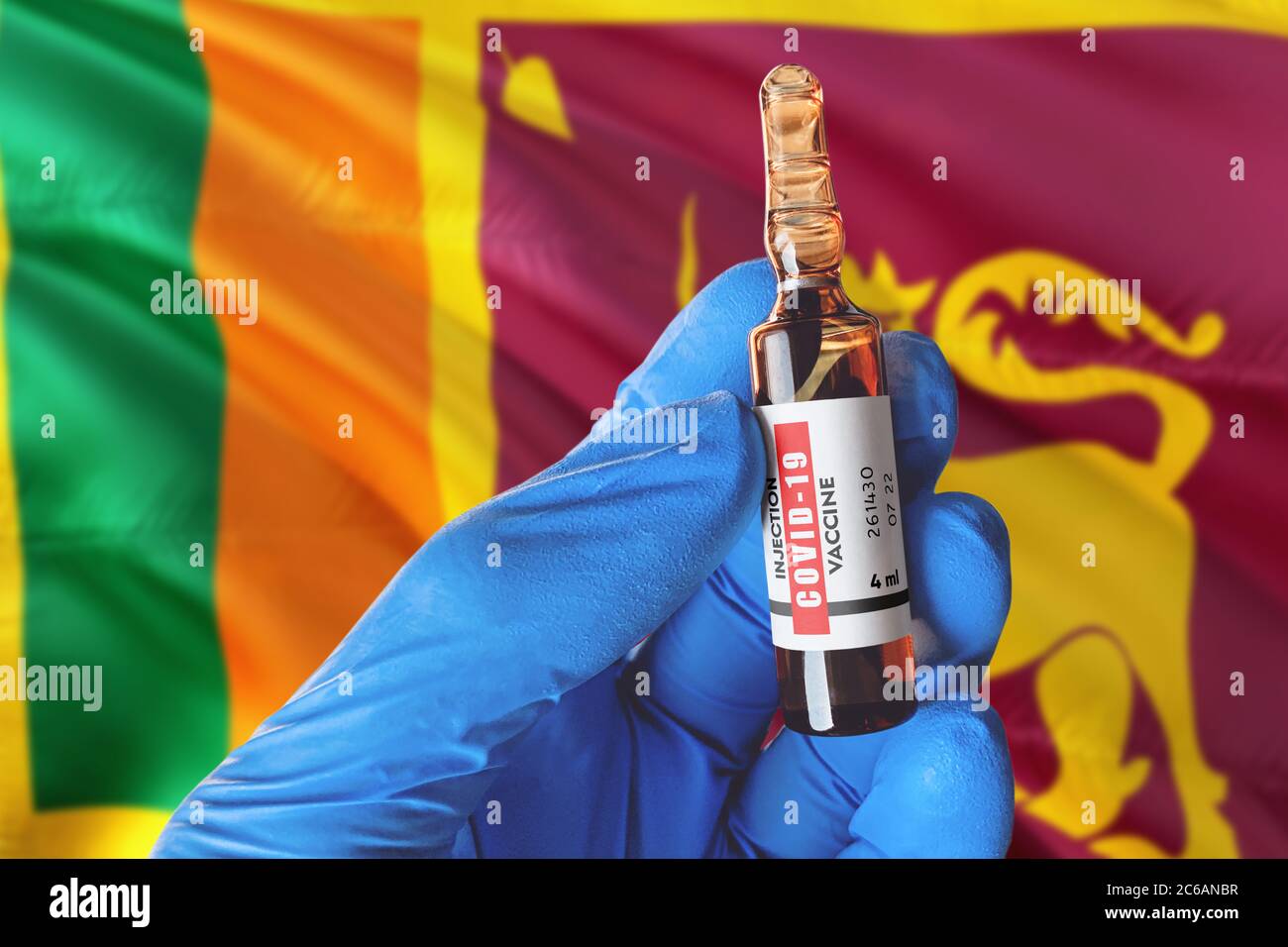 Sri Lanka Flagge mit Coronavirus Covid-19 Konzept. Arzt mit blauen Schutz medizinische Handschuhe hält eine Impfstoffflasche. Coronavirus covid 19 Impfstoff rese Stockfoto