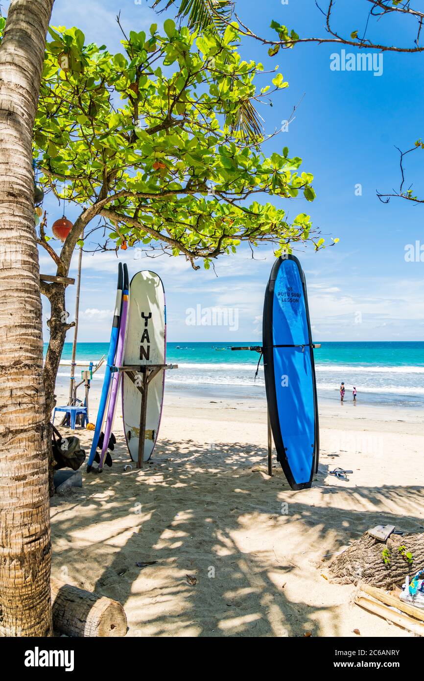 KUTA BALI - INDONESIEN, 7. FEBRUAR : Surfboards am berühmten Strand von Kuta in Bali Indonesien 7. Februar 2020 Stockfoto
