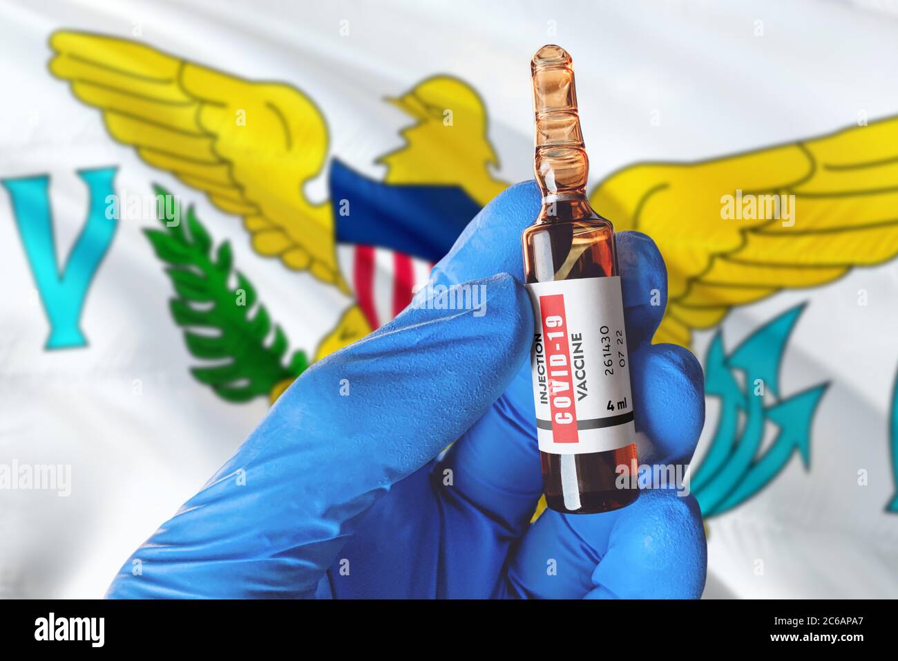 Flagge der amerikanischen Jungferninseln mit Coronavirus Covid-19 Konzept. Arzt mit blauen Schutz medizinische Handschuhe hält eine Impfstoffflasche. Coronavirus Co Stockfoto