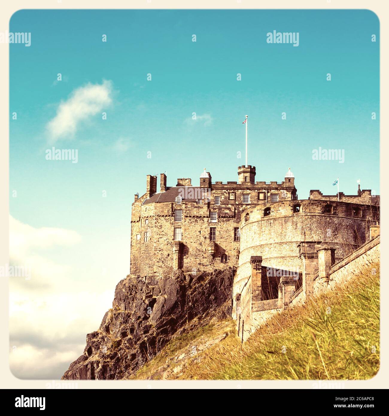 Blick auf Edinburgh Castle, eine historische Festung auf Castle Rock, Schottland. Gefiltert, um wie ein veraltertes Sofortfoto zu aussehen. Stockfoto