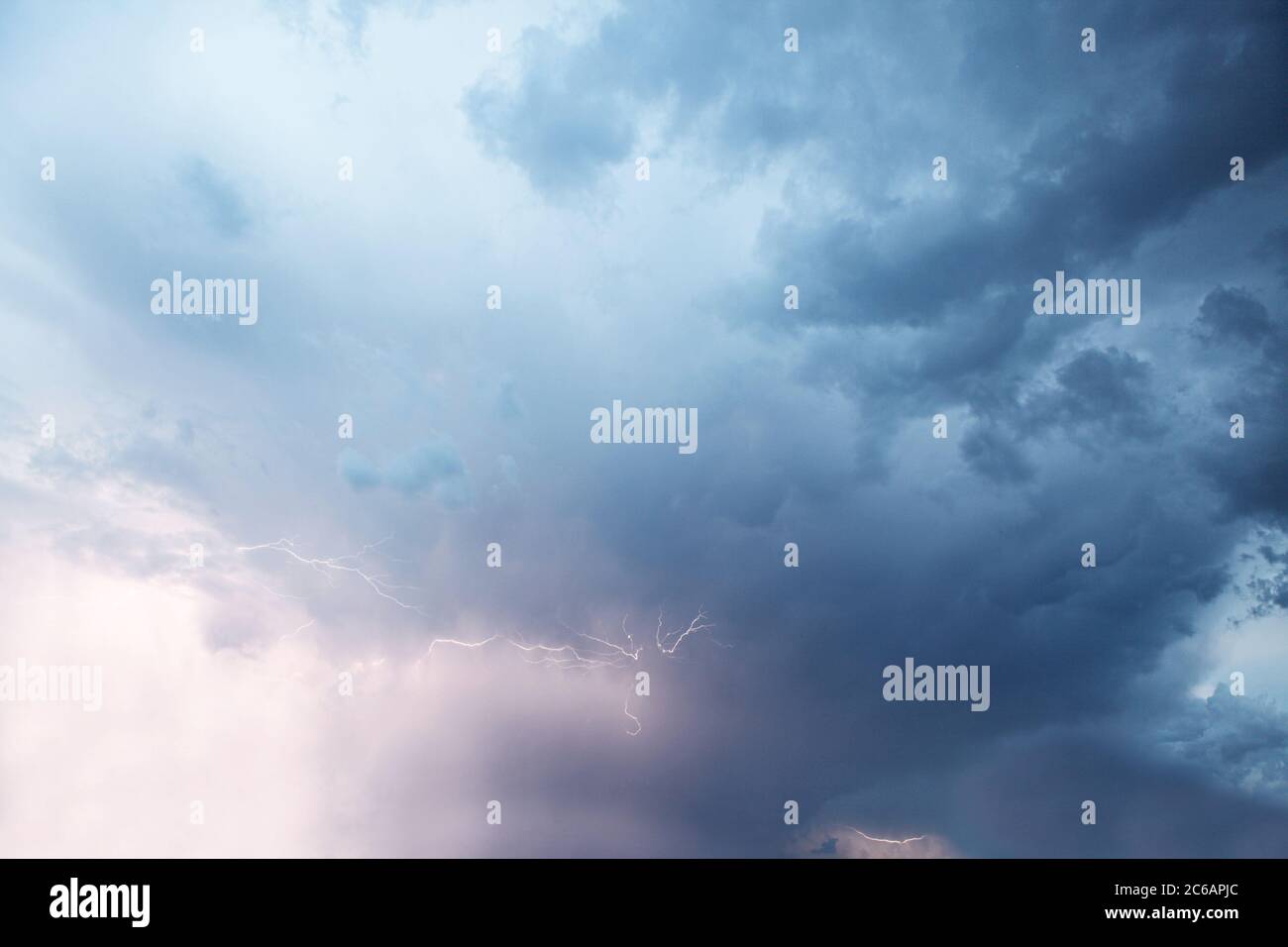 Europa Deutschland Rhein-Main, Frankfurt, gefährlicher Sturm, Gewitterwolken mit Donner in gefährlicher Formation Stockfoto