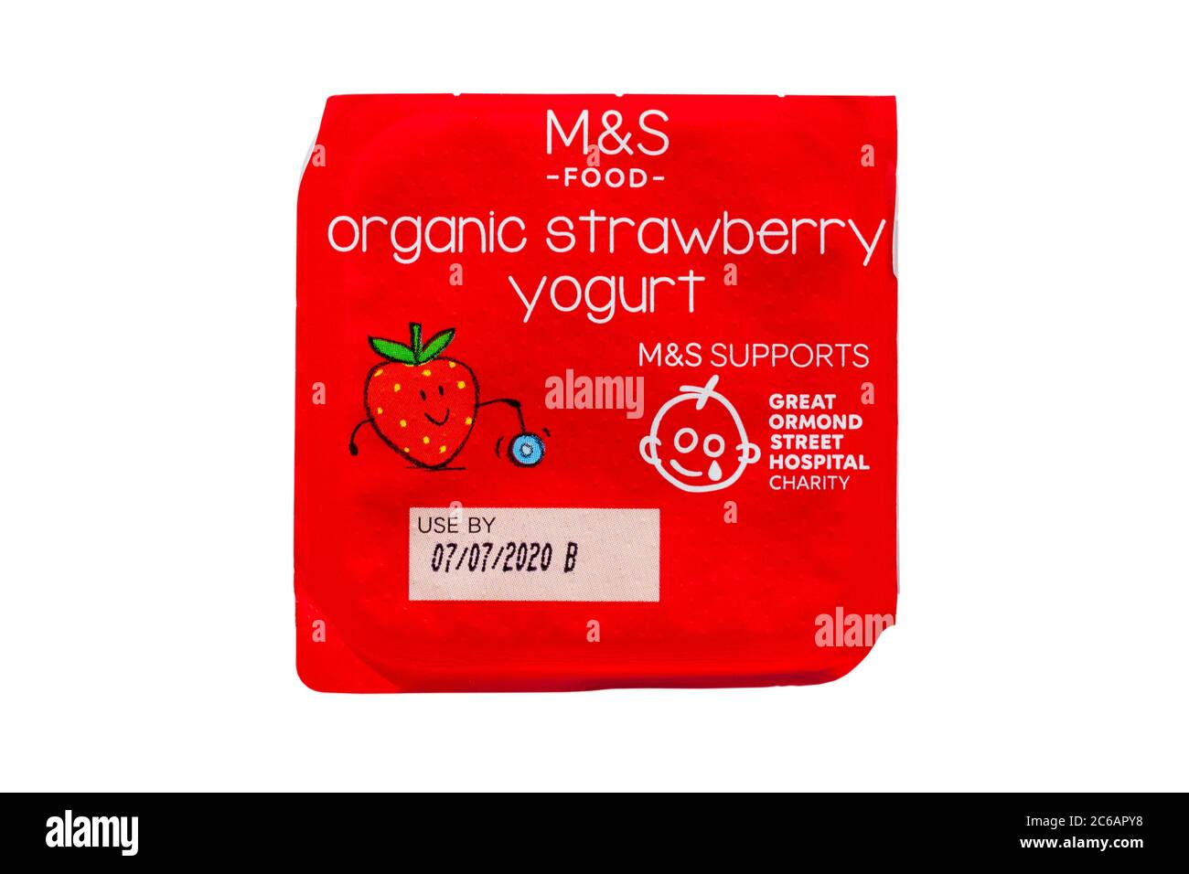 M&S Bio Erdbeer Joghurt Topf isoliert auf weißem Hintergrund aus Bio Joghurt Auswahl-Pack für Kinder Stockfoto