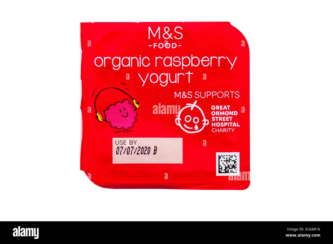M&S Bio Himbeer Joghurt Topf isoliert auf weißem Hintergrund aus Bio Joghurt Auswahl für Kinder Packung Stockfoto
