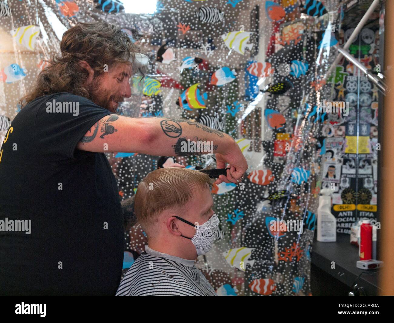 Nach der Wiedereröffnung der Friseure nach der Coronavirus-Sperre einen Haarschnitt in Brighton bekommen Stockfoto