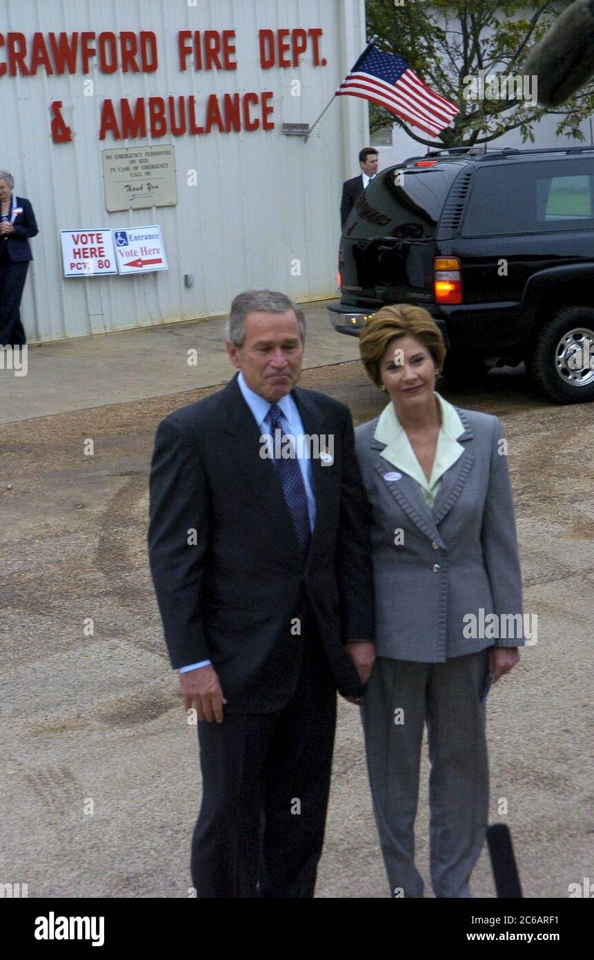 Crawford, Texas, USA, November 2 2004: USA Präsident George W. Bush und Frau Laura vor der Crawford Fire Hall, wo sie bei den Präsidentschaftswahlen gewählt haben. Bush ist der republikanische Kandidat und kandidiert für eine zweite Amtszeit. ©Bob Daemmrich Stockfoto