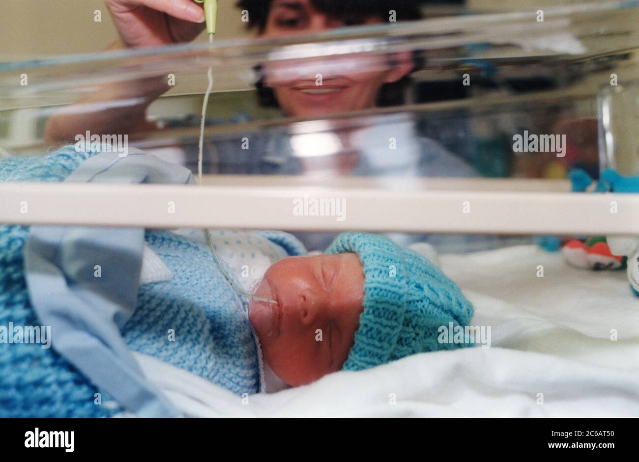 Krankenschwester füttert Frühgeborene auf der neo-natalen Intensivstation mit Milch; Liverpool Women's Hospital Großbritannien Stockfoto