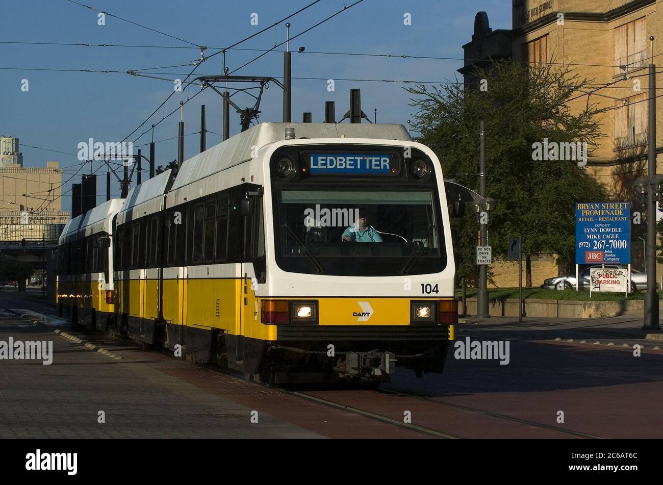 Dallas, TX AUG04: Die Stadtbahn DART (Dallas Area Rapid Transit) führt durch das Herz der Innenstadt von Dallas. ©Bob Daemmrich/ Stockfoto