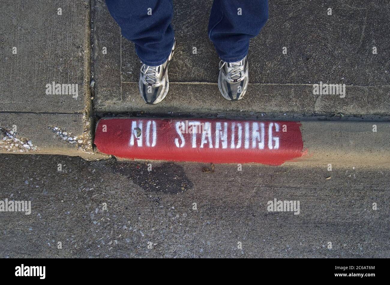 Dallas, TX AUG04: Mann, der neben einem Schild steht, das auf dem Bordstein steht. ©Bob Daemmrich Stockfoto