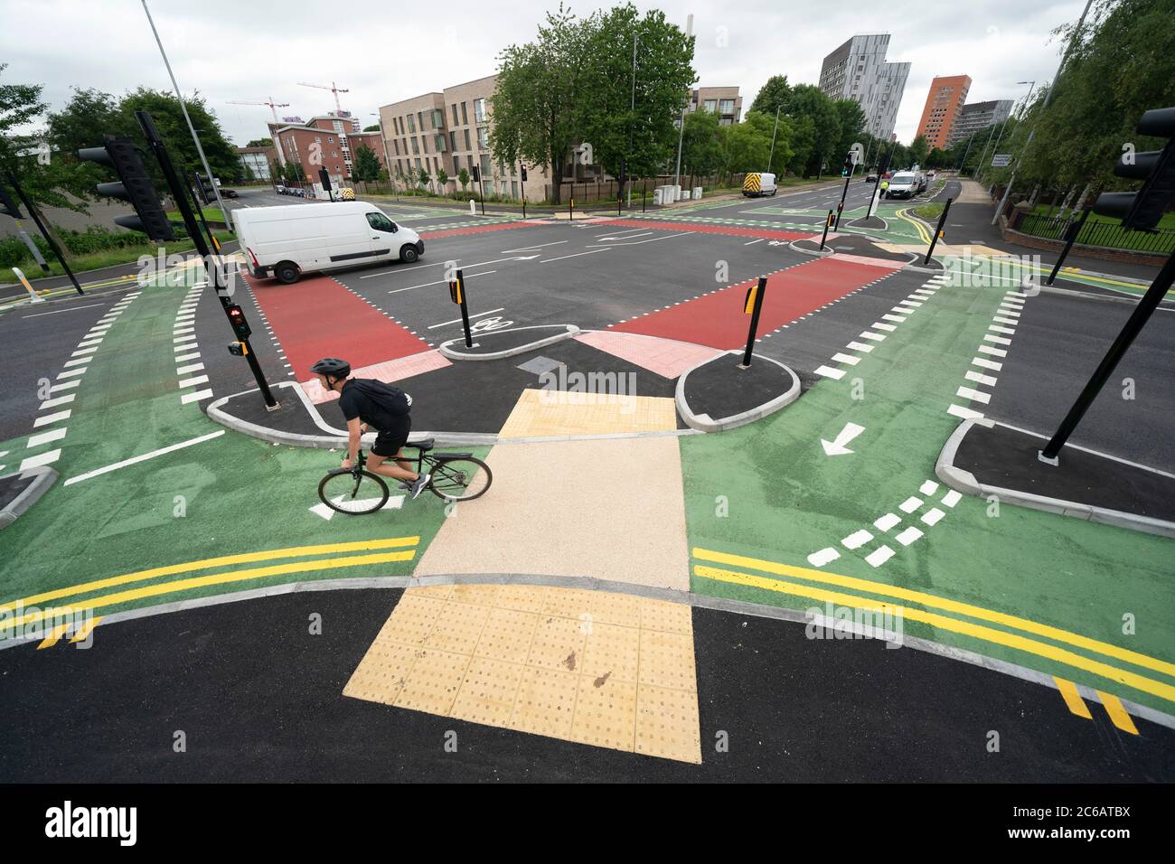 Manchester, Großbritannien. Juli 2020. Die Kreuzung ‘UK-First' CYCLOPS (Cycle Optimized Protected Signals) mit getrennten Fahrradwegen, die Radfahrer vor dem Verkehr schützen, ist im Süden von Manchester, Großbritannien zu sehen. Die Kreuzung markiert den ersten Teil einer £13,4 m Rad- und Wanderroute, die Manchester mit dem Vorort Chorlton verbindet. Kredit: Jon Super/Alamy Live Nachrichten. Stockfoto