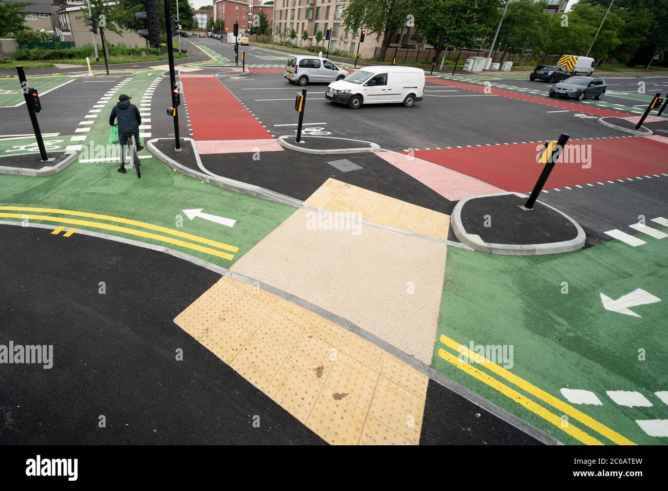 Manchester, Großbritannien. Juli 2020. Die Kreuzung ‘UK-First' CYCLOPS (Cycle Optimized Protected Signals) mit getrennten Fahrradwegen, die Radfahrer vor dem Verkehr schützen, ist im Süden von Manchester, Großbritannien zu sehen. Die Kreuzung markiert den ersten Teil einer £13,4 m Rad- und Wanderroute, die Manchester mit dem Vorort Chorlton verbindet. Kredit: Jon Super/Alamy Live Nachrichten. Stockfoto
