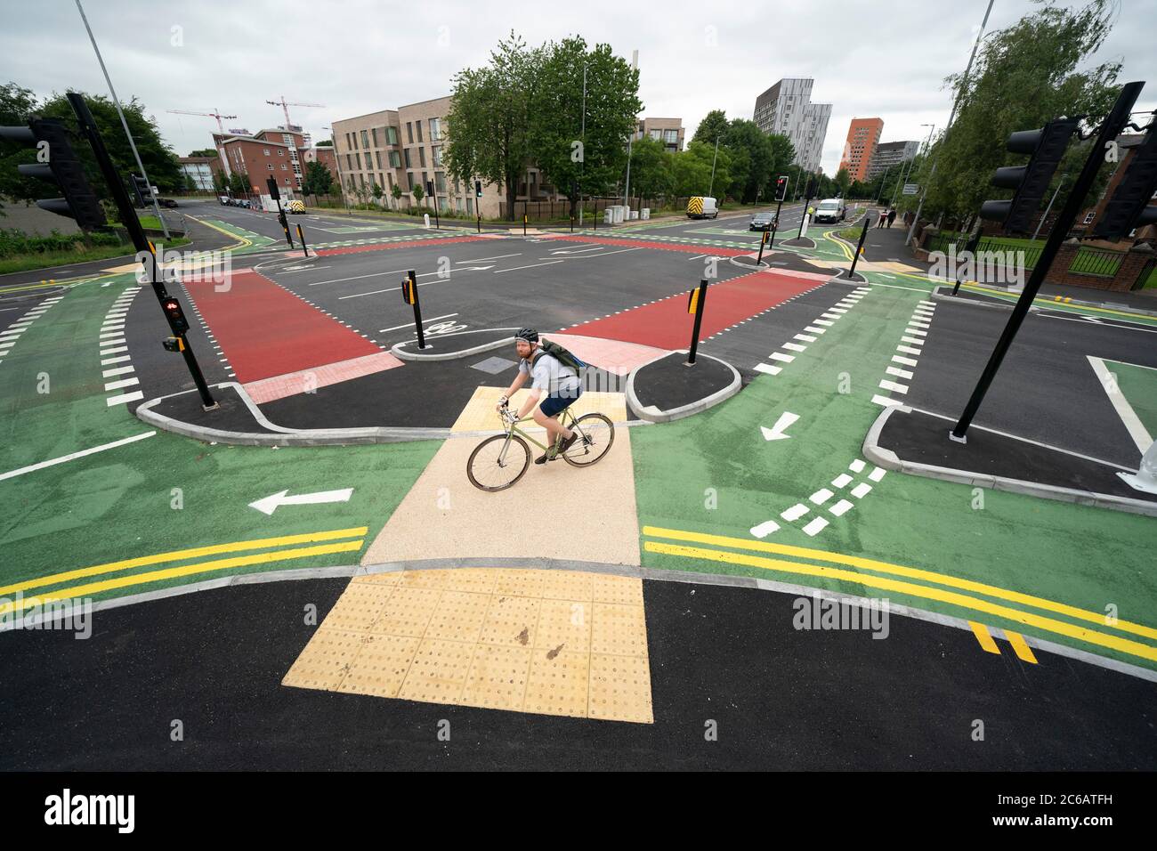 Manchester, Großbritannien. Juli 2020. Die Kreuzung ‘UK-First' CYCLOPS (Cycle Optimized Protected Signals) mit getrennten Fahrradwegen, die Radfahrer vor dem Verkehr schützen, ist im Süden von Manchester, Großbritannien zu sehen. Die Kreuzung markiert den ersten Teil einer £13,4 m Rad- und Wanderroute, die Manchester mit dem Vorort Chorlton verbindet. Kredit: Jon Super/Alamy Live Nachrichten. Stockfoto