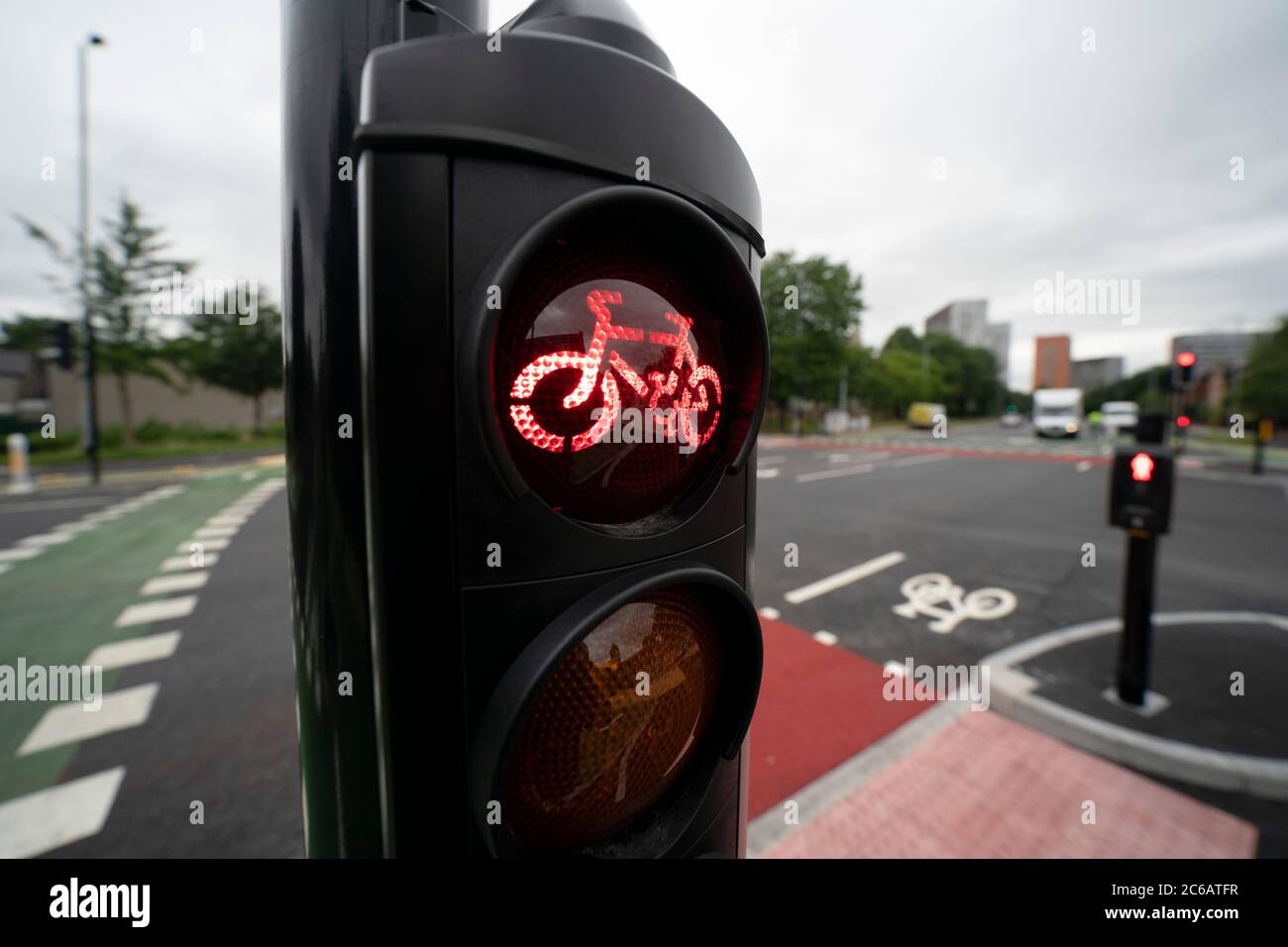 Manchester, Großbritannien. Juli 2020. Die Kreuzung ‘UK-First' CYCLOPS (Cycle Optimized Protected Signals) mit getrennten Fahrradwegen, die Radfahrer vor dem Verkehr schützen, ist im Süden von Manchester, Großbritannien zu sehen. Die Kreuzung markiert den ersten Teil einer £13,4 m Rad- und Wanderroute, die Manchester mit dem Vorort Chorlton verbindet. Kredit: Jon Super/Alamy Live Nachrichten. Stockfoto