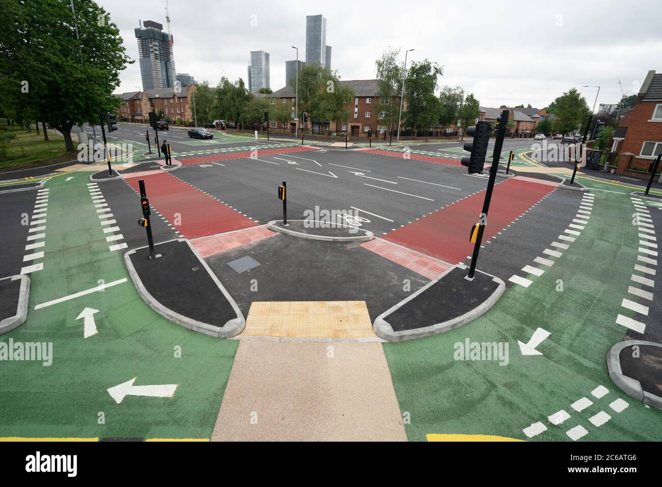 Manchester, Großbritannien. Juli 2020. Die Kreuzung ‘UK-First' CYCLOPS (Cycle Optimized Protected Signals) mit getrennten Fahrradwegen, die Radfahrer vor dem Verkehr schützen, ist im Süden von Manchester, Großbritannien zu sehen. Die Kreuzung markiert den ersten Teil einer £13,4 m Rad- und Wanderroute, die Manchester mit dem Vorort Chorlton verbindet. Kredit: Jon Super/Alamy Live Nachrichten. Stockfoto
