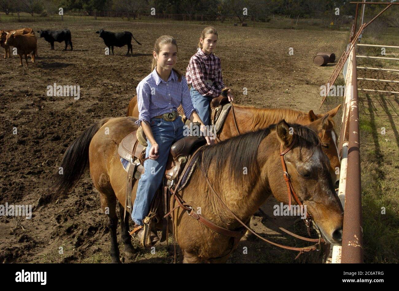 Brownwood, Texas November, 2004: Die Richard Jordan Ranching Familie von Brooke Smith, TX im ländlichen Brown County, TX. Familienmitglieder sind Richard Jordan, Marie Jordan und die Zwillingstöchter Casey (in purpurem Hemd) und Kelsey. Die Jordans sind Vollzeit-Viehzüchter, Teil einer schrumpfenden Anzahl von Texas Familie Rancher. Alle Modelle freigegeben OK MR ©Bob Daemmrich / Stockfoto