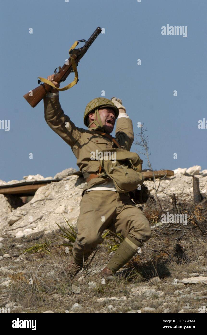 Fredericksburg, Texas, USA, Februar 19 2005: Historische Nachbildungen zeigen Szenen aus den US-Militärkämpfen im Pazifik gegen Japaner während des Zweiten Weltkriegs vor dem Publikum auf dem Gelände des National Museum of the Pacific war. ©Bob Daemmrich Stockfoto