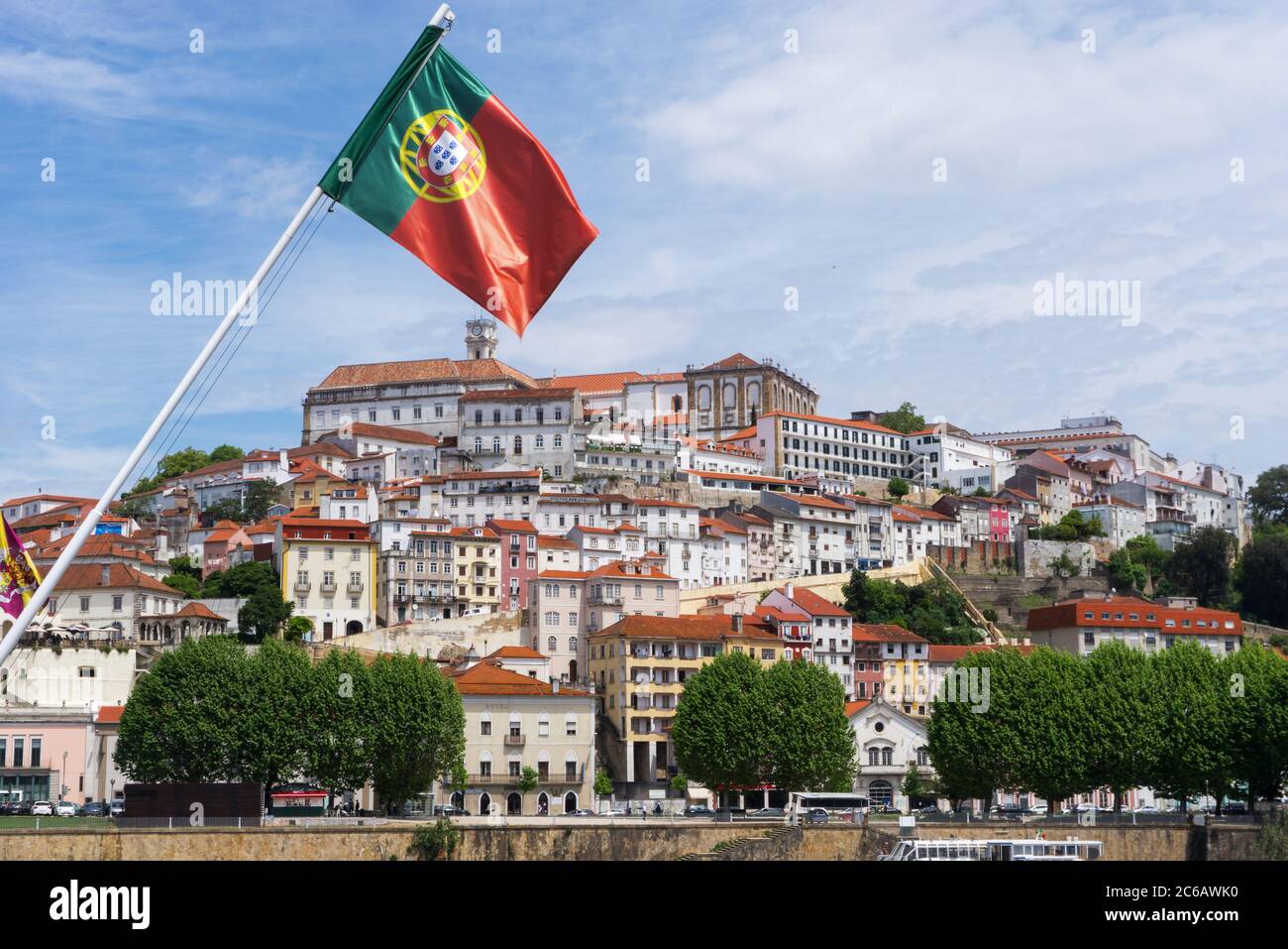 Coimbra, Portugal - 11. November 2018: Portugiesische Nationalflagge schwingt über der Altstadt Coimbra. Coimbra hat eine der ältesten Universitäten in Europ Stockfoto