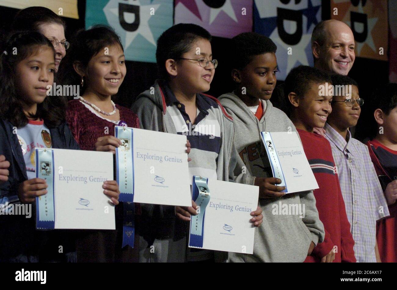 Austin Texas, USA, 26. Februar 2005: Schüler der Grundschule präsentieren ihre „Exploring Genius“-Zertifikate, die an Teilnehmer der Central Texas Regional Science Fair vergeben werden. ©Bob Daemmrich Stockfoto