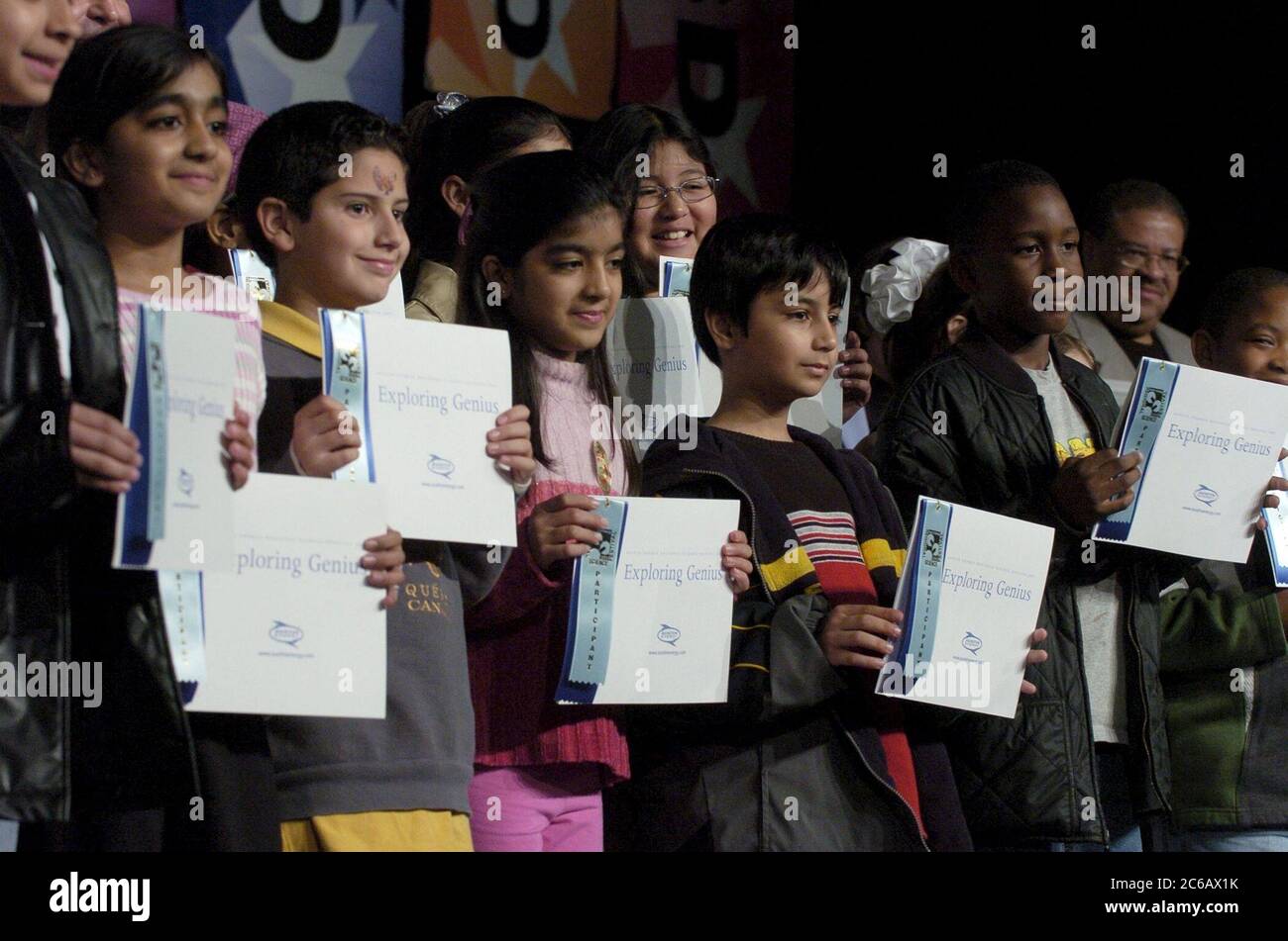 Austin Texas, USA, 26. Februar 2005: Schüler der Grundschule präsentieren ihre „Exploring Genius“-Zertifikate, die an Teilnehmer der Central Texas Regional Science Fair vergeben werden. ©Bob Daemmrich Stockfoto