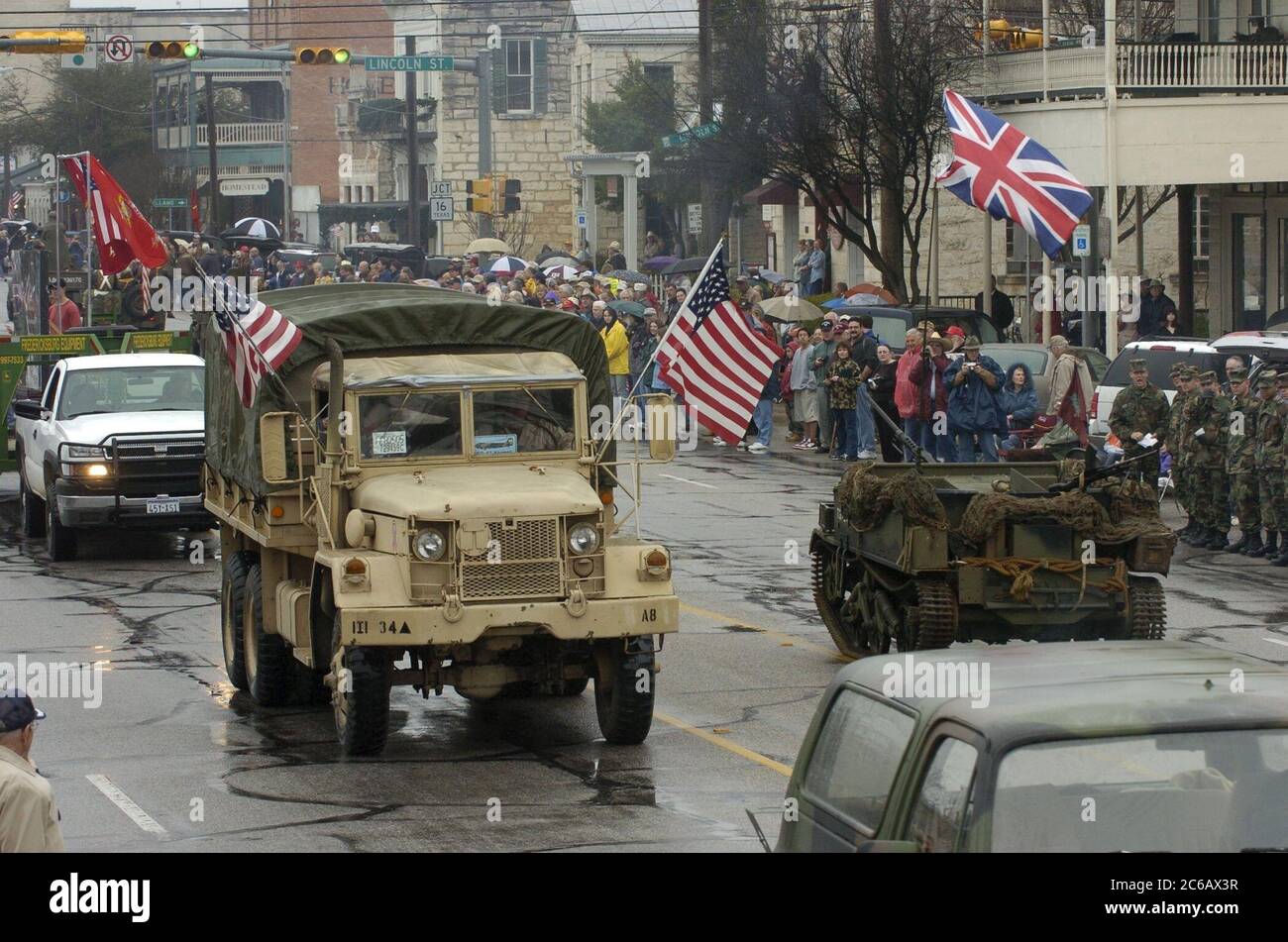 Fredericksburg, Texas, USA, Februar 19 2005: Parade der Militärfahrzeuge aus der Zeit des Zweiten Weltkriegs zeigt das 60.-jährige Jubiläum der Schlacht um Iwo Jima im Südpazifik, ein Schlüssel zum Sieg gegen Japan. ©Bob Daemmrich Stockfoto