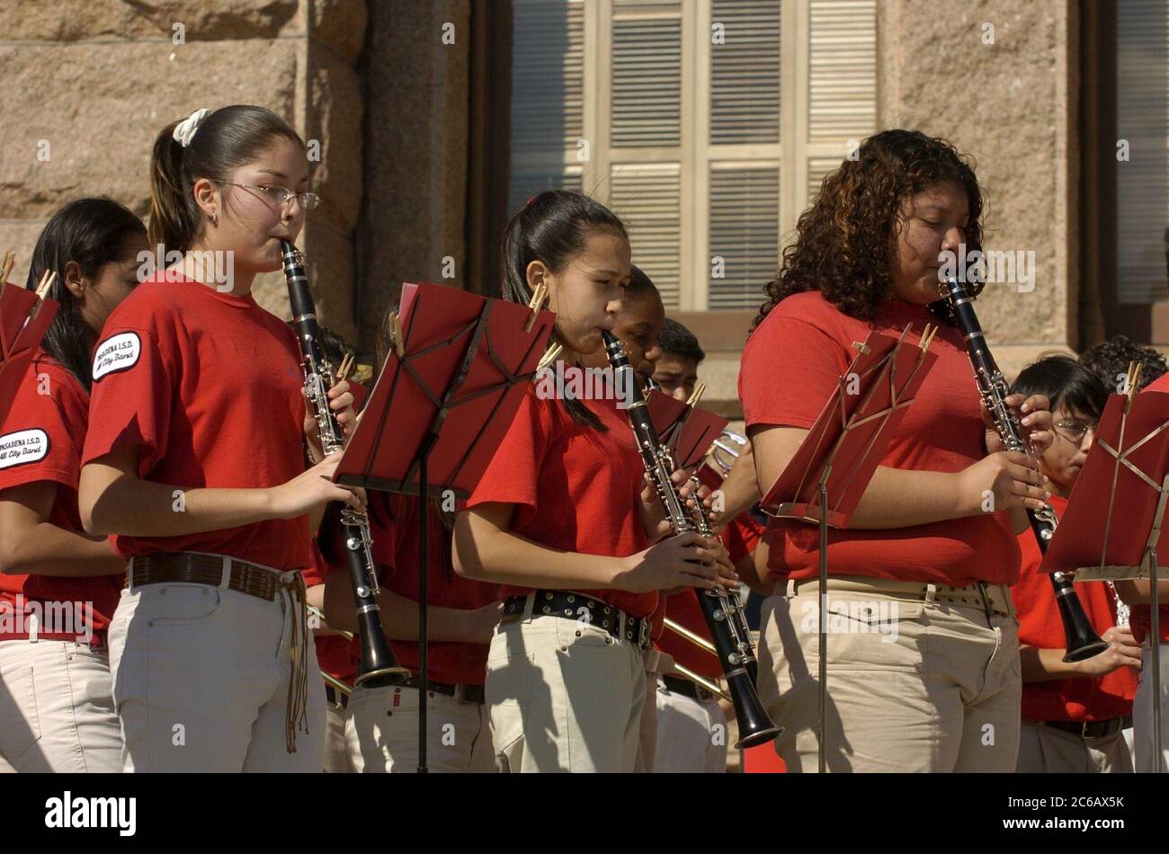 Austin Texas, USA, Februar 28 2005: Mitglieder der Thompson Intermediate School Symphonic Band of Pasadena, TX, treten im Texas Capitol auf, um weitere Fördermittel für die Kunstausbildung öffentlicher Schulen in Texas zu unterstützen. ©Bob Daemmrich Stockfoto