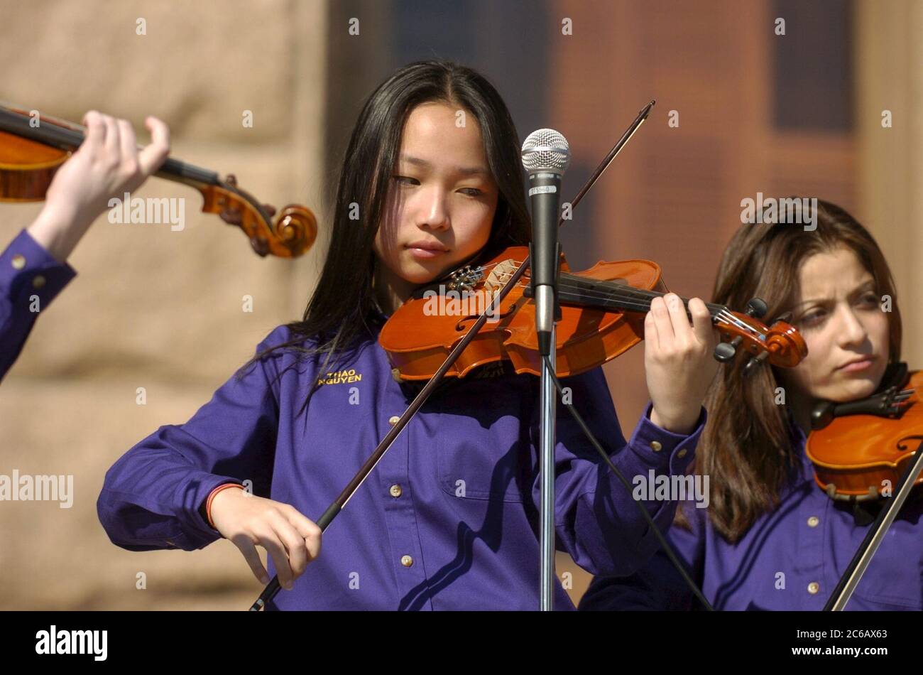 Austin, Texas, USA, Februar 28 2005: Junge Musiker der Morton Ranch Junior High School Maverick Fiddles treten im Texas Capitol auf und unterstützen damit die Finanzierung von mehr Kunstschulen in Texas. ©Bob Daemmrich Stockfoto