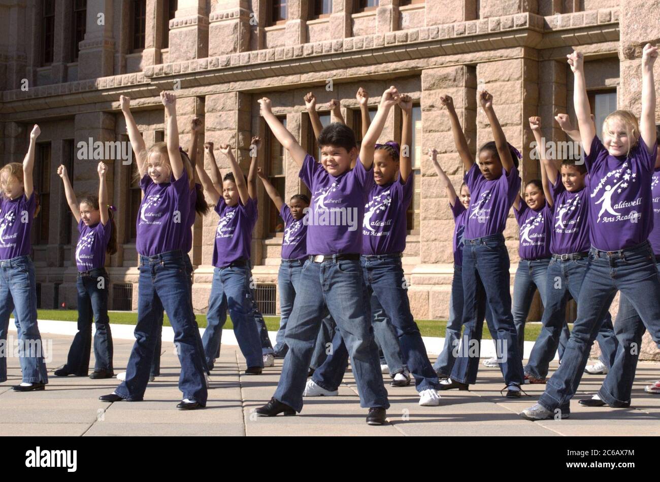 Austin, Texas, USA, Februar 28 2005: Mitglieder der Caldwell Elementary Dance Troupe aus Pasadena, TX, treten im Texas Capitol auf, um weitere Fördermittel für die Kunstausbildung öffentlicher Schulen in Texas zu unterstützen. ©Bob Daemmrich Stockfoto