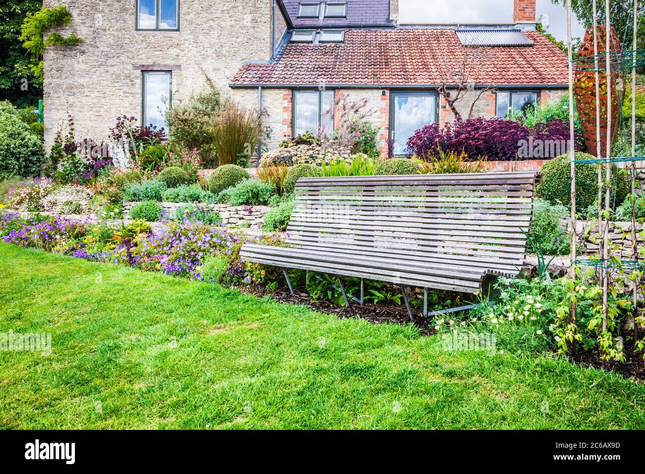 Terrassenförmig krautige Grenzen in einem Landgarten. Stockfoto