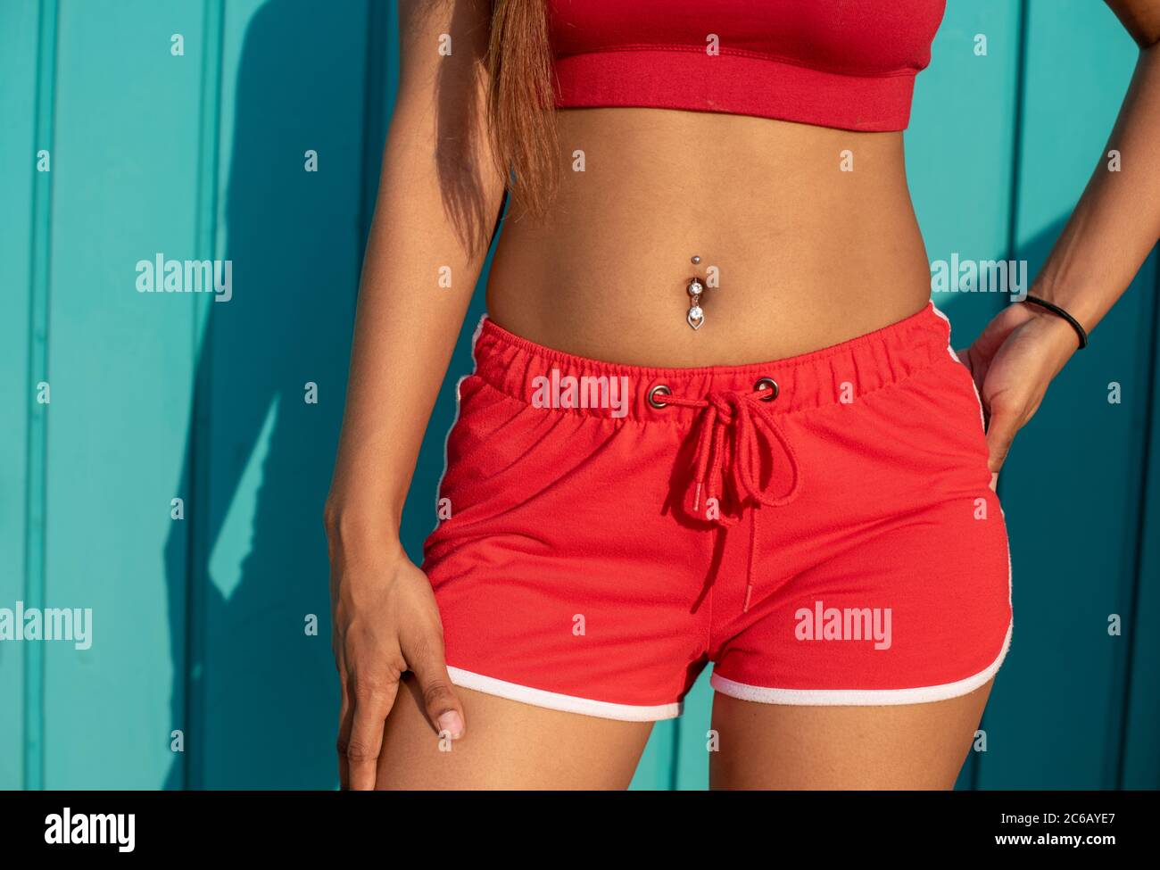 Junge Frau trägt rote Shorts im Sommer Stockfoto
