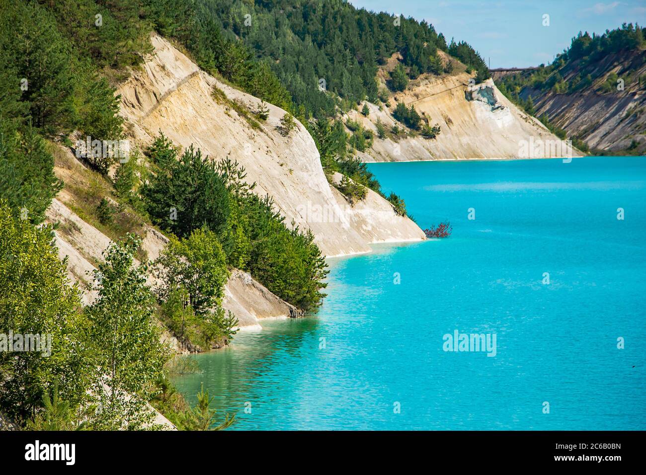 Wunderschöne Berglandschaft - ein See mit ungewöhnlichem türkisfarbenem Wasser im Krater. Kalksteinbruch in Weißrussland. Sonniger Sommertag. Stockfoto