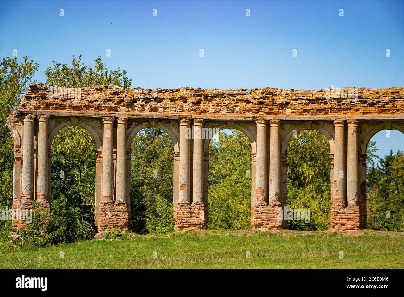 Die Ruinen eines alten verlassenen mittelalterlichen Palastes mit Säulen in Ruzhany. Gebiet Brest, Weißrussland. Stockfoto