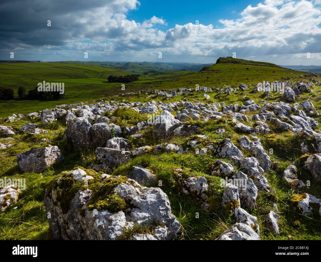 Freiliegendes Kalksteingestein am High Edge bei Buxton im Peak District National Park Derbyshire England Stockfoto