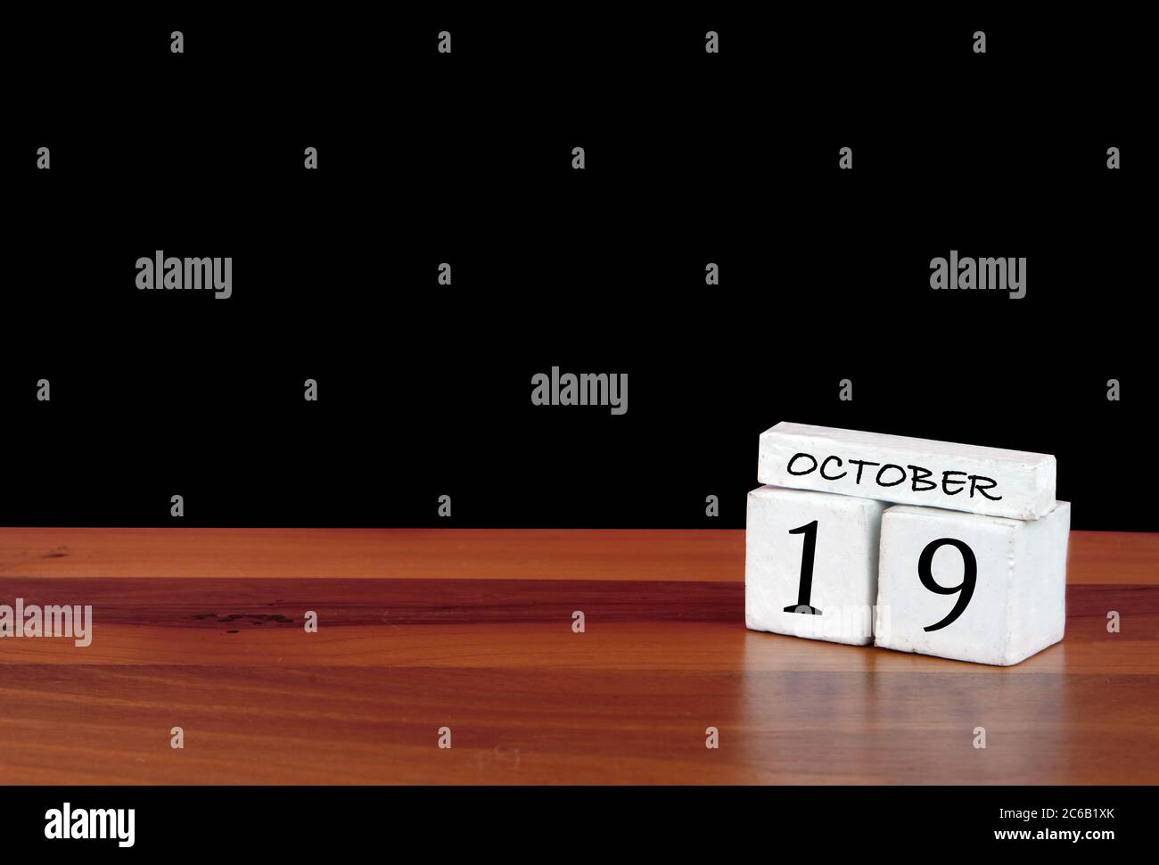 19 Oktober Kalendermonat. 19 Tage im Monat. Reflektierter Kalender auf Holzboden mit schwarzem Hintergrund Stockfoto