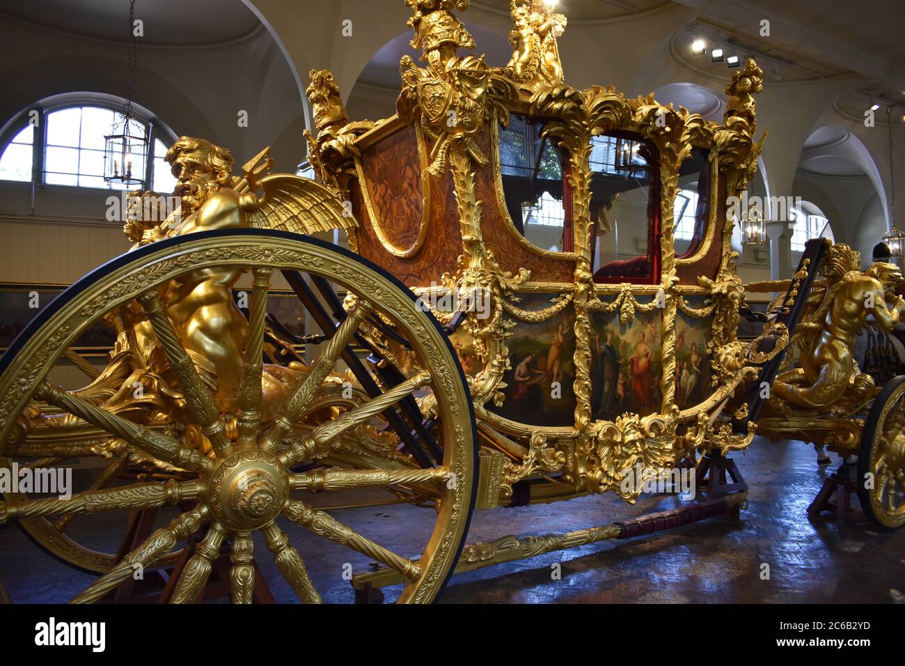 Der Gold State Coach wird im Royal Mews am Buckingham Place ausgestellt. Eine verzierte, vergoldete, umschlossene acht Pferdekutsche in den königlichen Ställen. Stockfoto