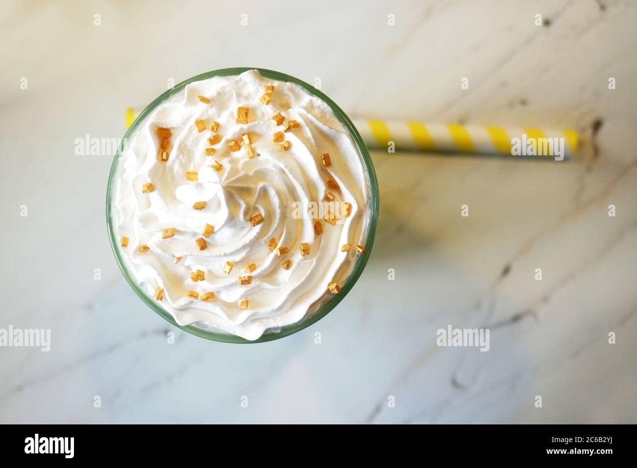 Smoothie mit Sahne mit gelbem Stroh Stockfoto