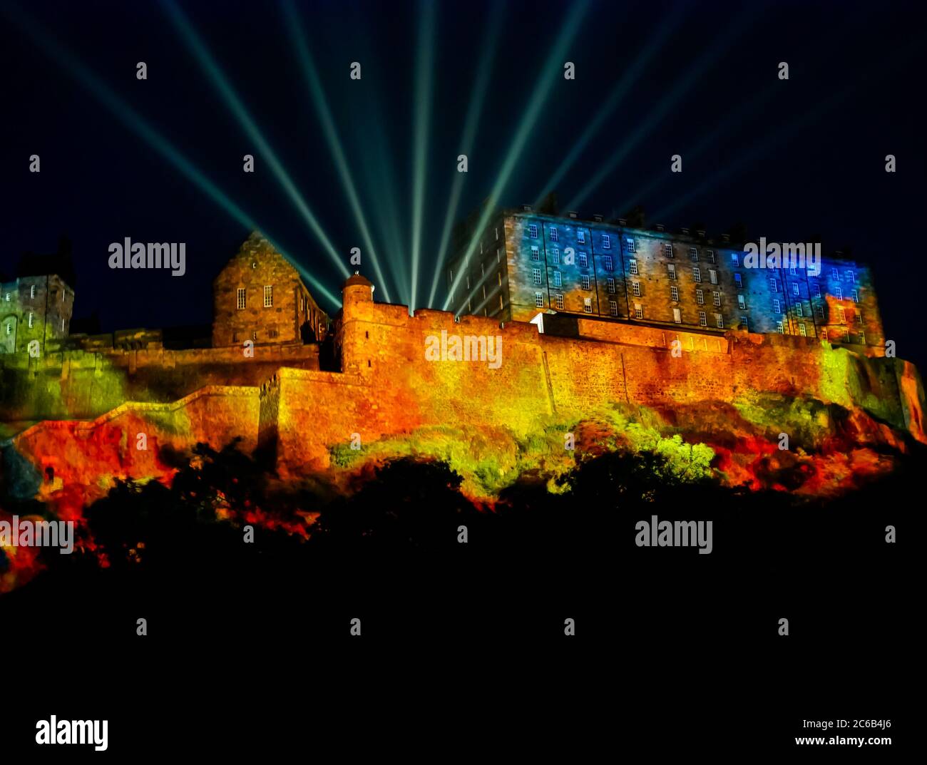 Edinburgh International Festival Standard Life Eröffnungsveranstaltung Lichtprojektion auf Edinburgh Castle, Deep Time in 2106, Schottland, Großbritannien bei Nacht Stockfoto