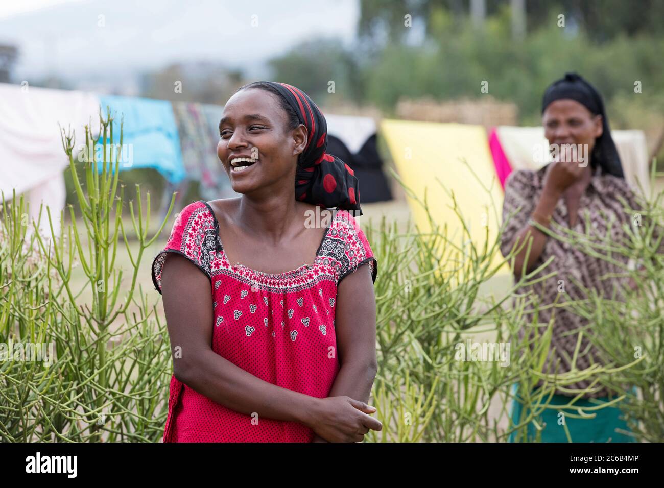 Lächelnde schwarze Frau des Halaba Stammes / Allaaba / Alaba / K’abeena, ethnische Gruppe bewohnen die zentralen äthiopischen Hochland, Äthiopien, Afrika Stockfoto