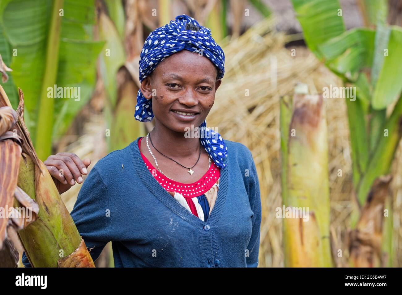 Lokale schwarze Frau des Dorze Stammes bewohnen die Gamo Gofa Zone der südlichen Nationen, Nationalitäten und Völker Region in Äthiopien, Afrika Stockfoto