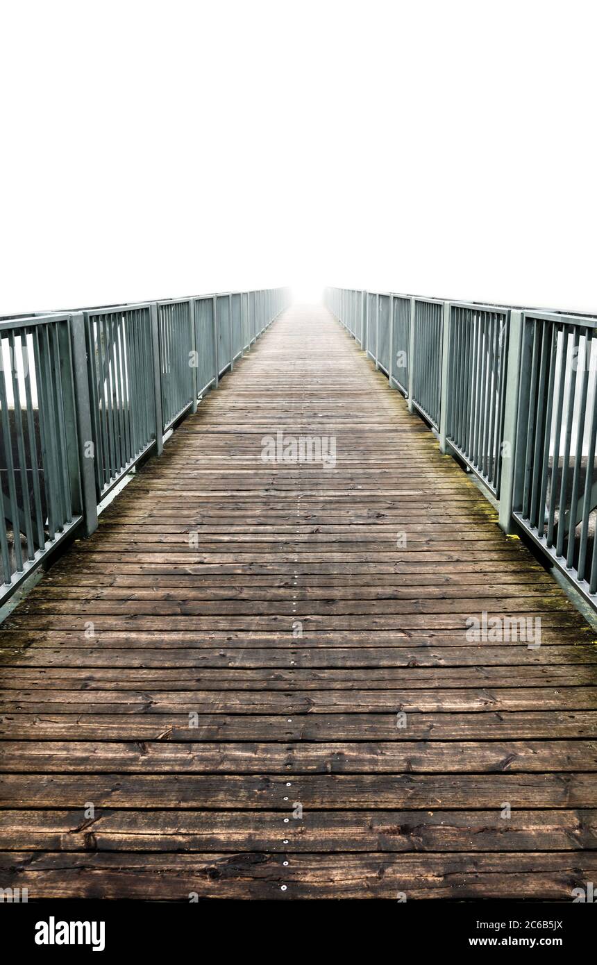 Brücke in den Nebel Stockfoto