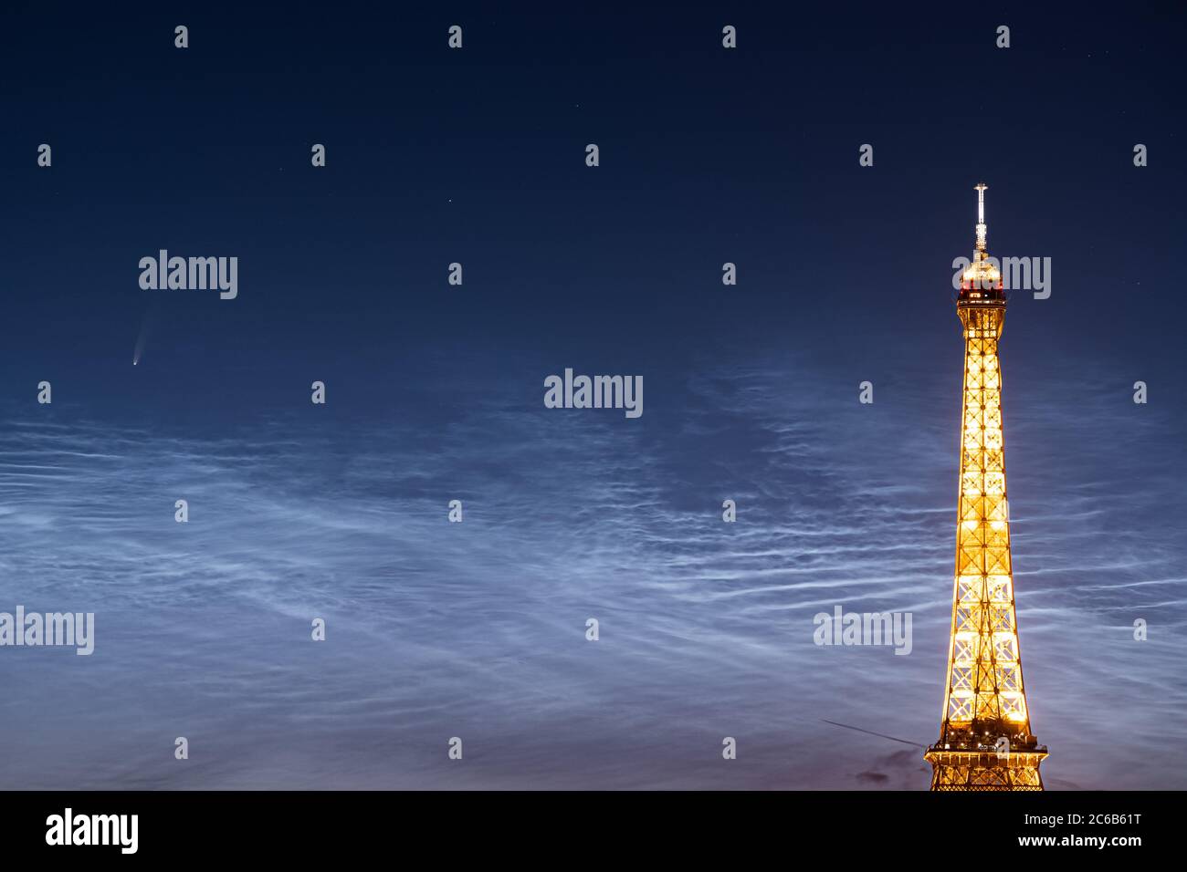 Komet C/2020 F3 NEOWISE erhebt sich hinter dem Eiffelturm in Paris, Frankreich Stockfoto
