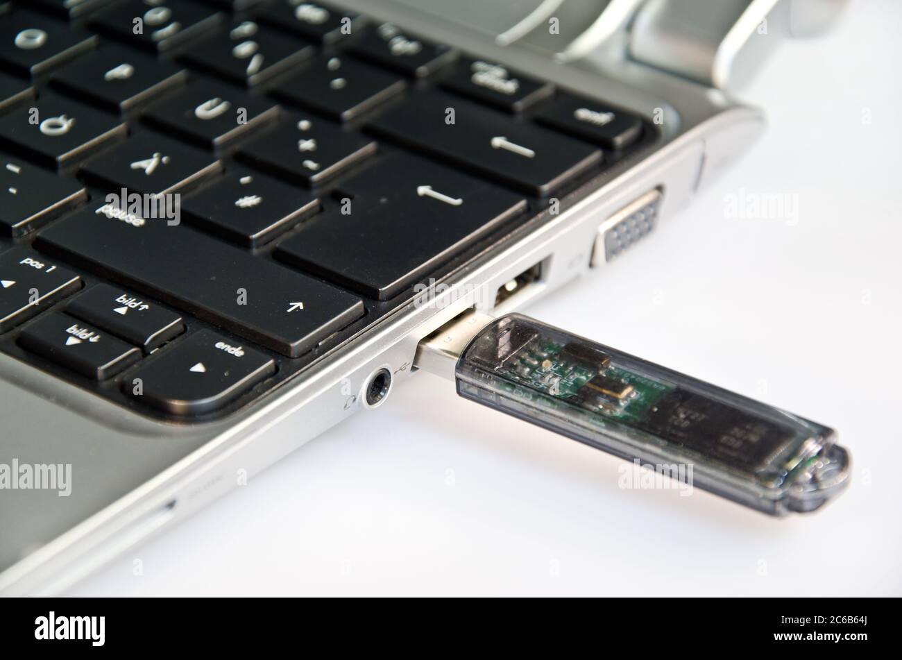 Flash-Laufwerk mit einem Laptop verbunden Stockfoto