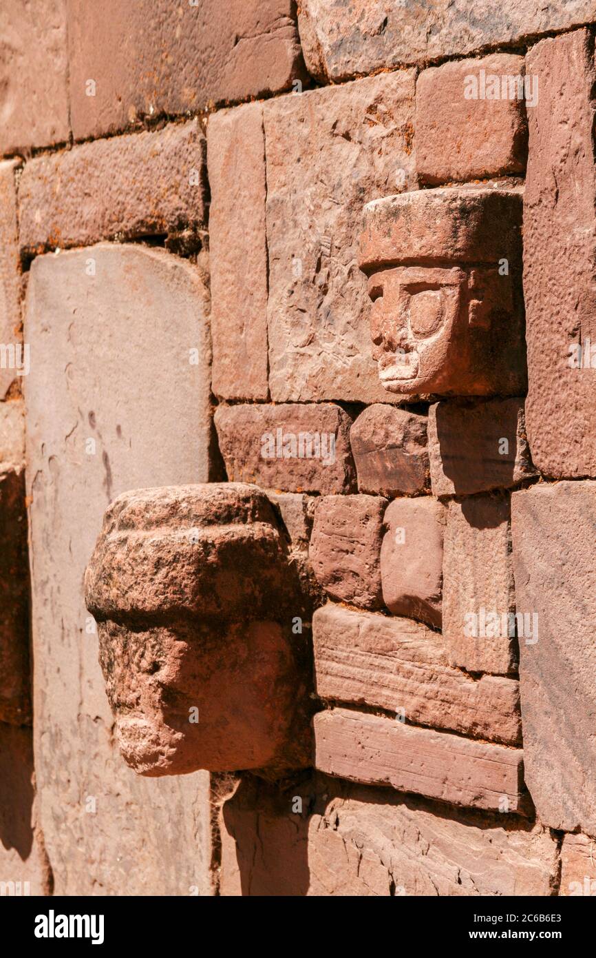 Seitenansicht des detailreichen Steinkopftotems auf der Kalasayaya Tempelmauer, Pumapunku, Tiwanaku, Bolivien Stockfoto