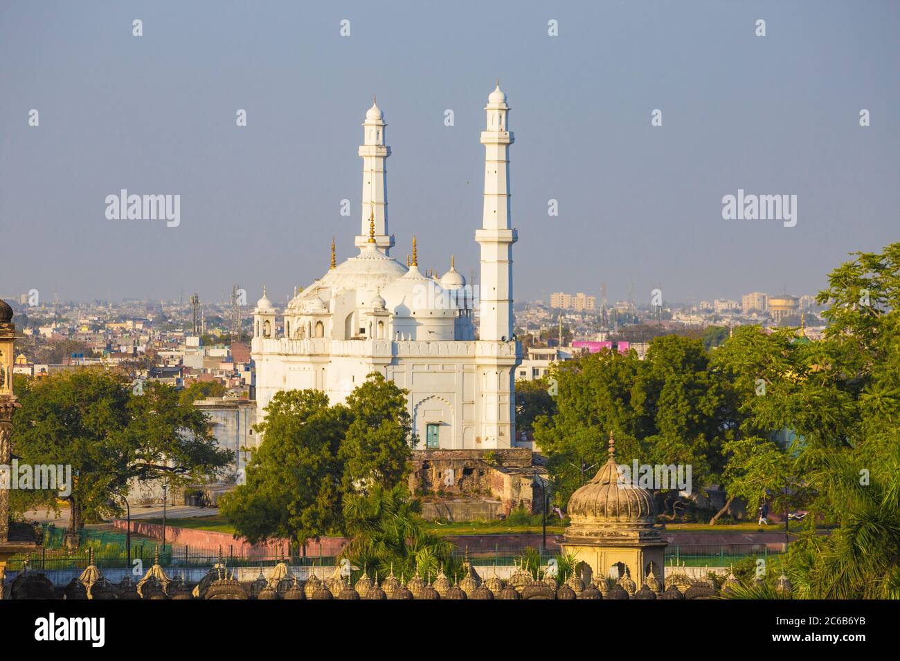 Blick auf die Teele Wali Moschee (Moschee auf dem Hügel), am Grab von Schah Peer Muhammad, Lucknow, Uttar Pradesh, Indien, Asien Stockfoto