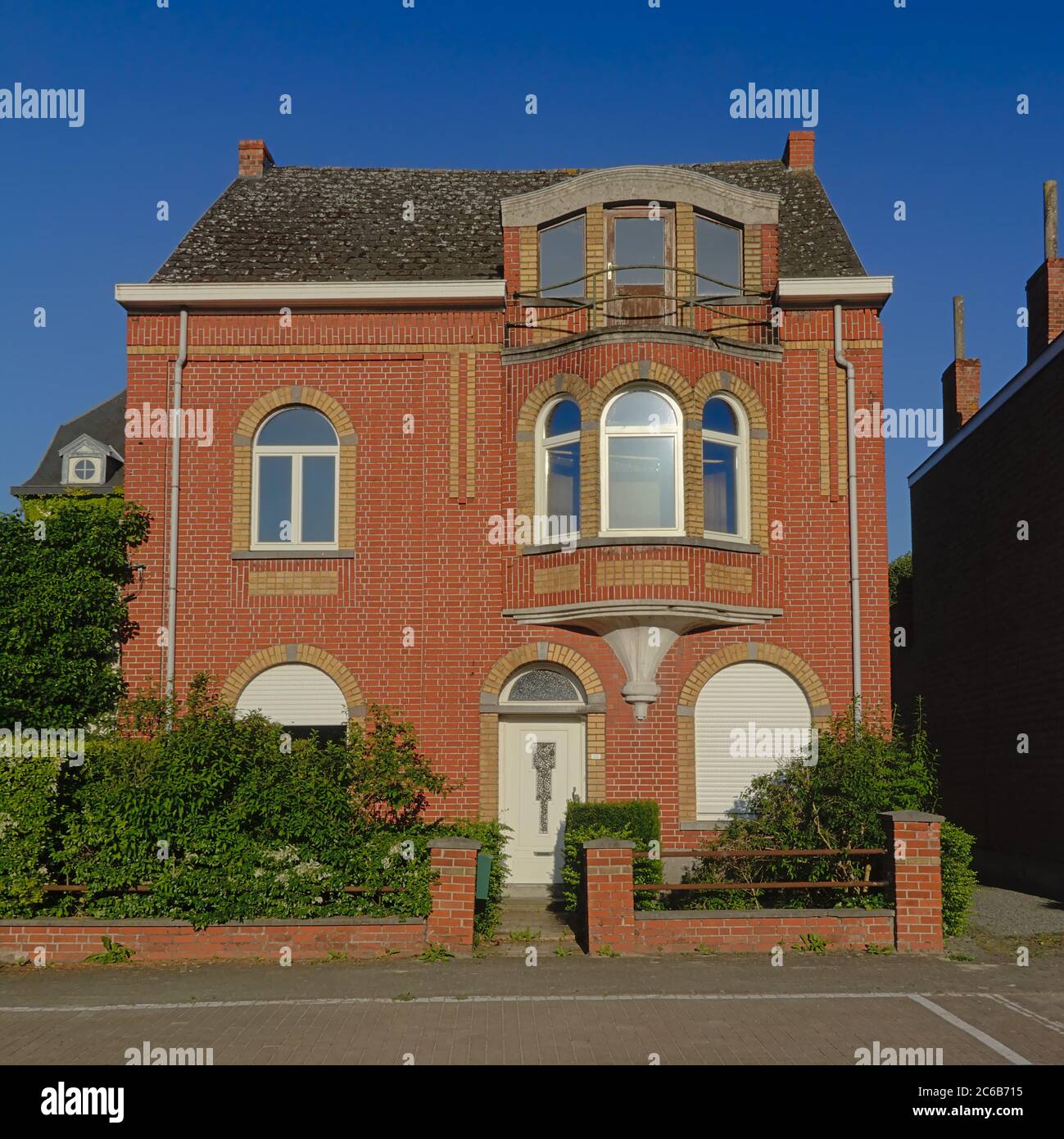 Typisches Backsteinhaus in der flämischen Landschaft. Stockfoto