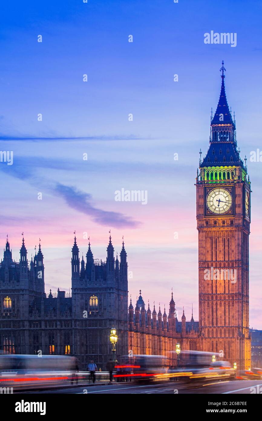 Big Ben (Queen Elizabeth Tower), der Palast von Westminster (Houses of Parliament), UNESCO-Weltkulturerbe, und Westminster Bridge, London, England Stockfoto