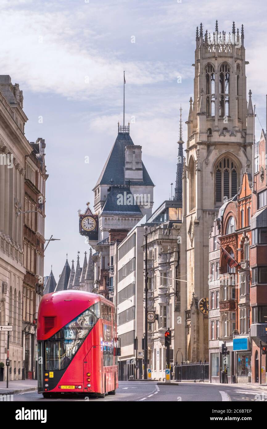London Bus auf Fleet Street mit St. Dunstan in der Westkirche (Rumänische Kirche St. George) und dem Royal Courts of Justice, London, England, Uni Stockfoto